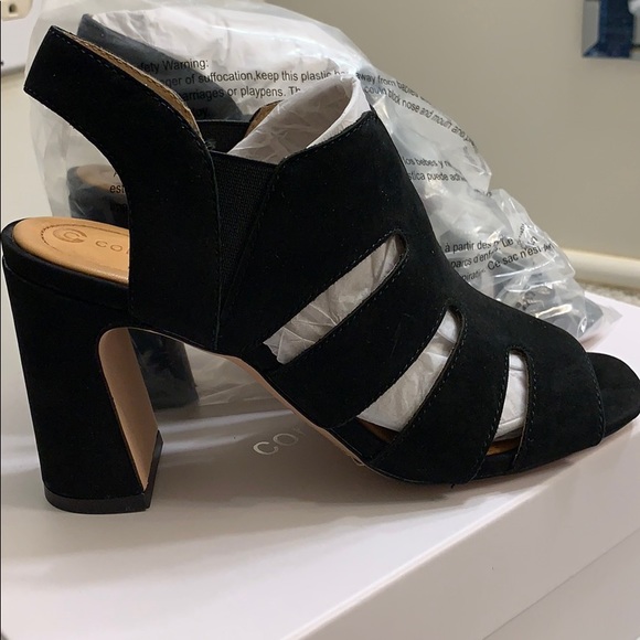 A new pair of black sandals. - Picture 1 of 2